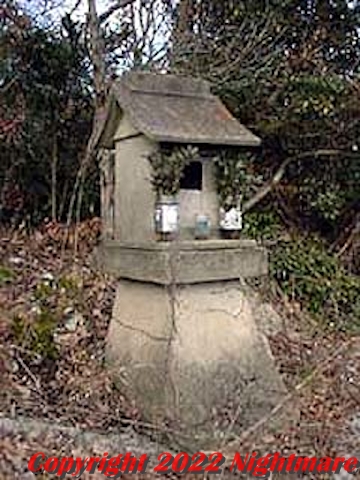 猫池傍らの小祠