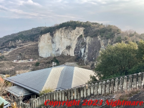 採石により大きく削られた竜山